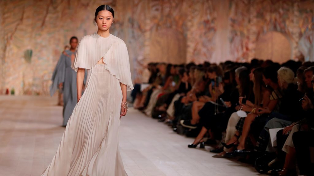Desfile da Dior em Paris celebra a moda de perto após interrupção pela pandemia